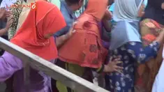  Warga Rela Berdesakan dan Mengantri, Demi  mendapatkan selembar kupon yang akan ditukarkan dengan setengah kilo daging Kurban di Tegal Jawa Tengah 
