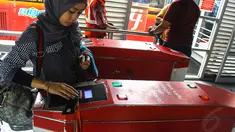 Calon penumpang TransJakarta melakukan tapping (menempelkan) e-ticketing di koridor I Harmoni, Jakarta, (23/10/14). (Liputan6.com/Faizal Fanani)