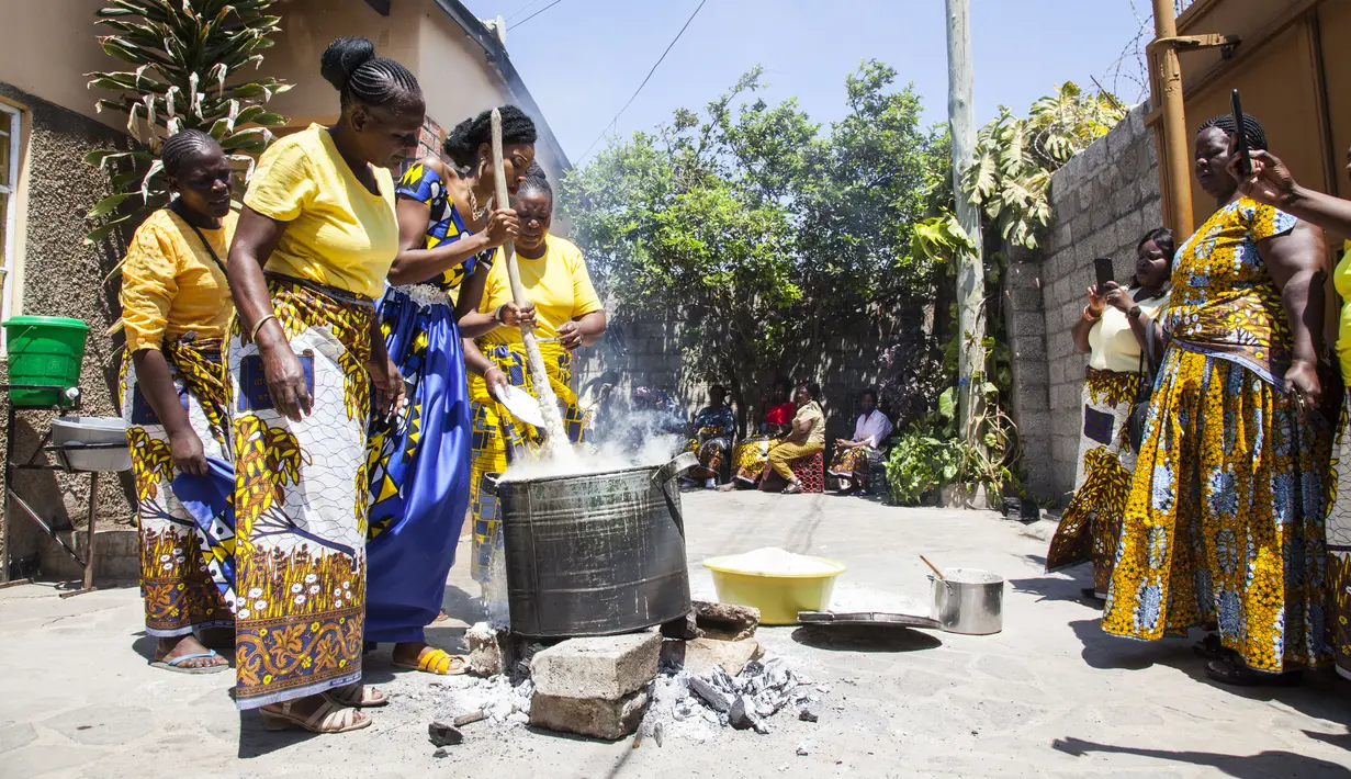 Anggota keluarga mempelai wanita menyiapkan makanan dalam upacara Icilanga Mulilo di Lusaka, ibu kota Zambia (5/9/2020/). Icilanga Mulilo, merupakan upacara sebelum pernikahan di mana mempelai pria disajikan makanan yang disiapkan oleh keluarga mempelai wanita. (Xinhua/Martin Mbangweta)