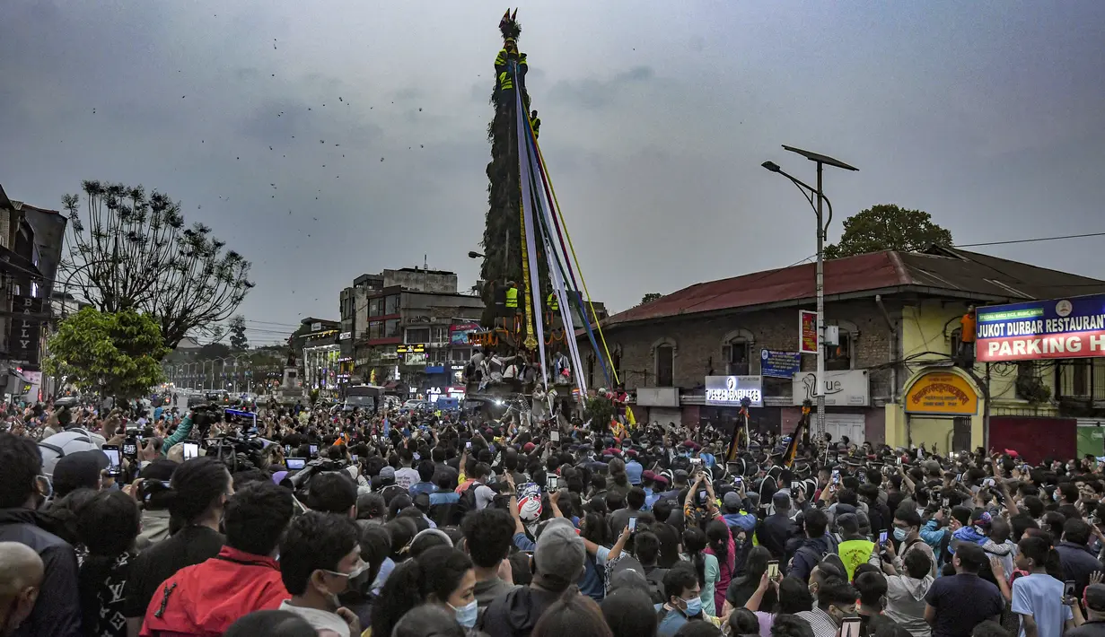 Para penyembah menarik kereta selama festival kereta Seto Machindranath di Kathmandu (9/4/2022). Seto Machindranath adalah dewa yang disembah oleh dua penganut keyakinan Hindu dan Buddha di Kathmandu. (AFP/Prakash Mathema)