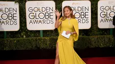 Aktris dan penyanyi Jennifer Lopez saat menghadiri ajang bergengsi Golden Globe Awards 2016 di Beverly Hilton Hotel, California, Minggu (10/1). J-Lo tampil dengan gaun kuning yang mempunyai belahan kaki yang cukup tinggi. (Jason Merritt/Getty Images/AFP)