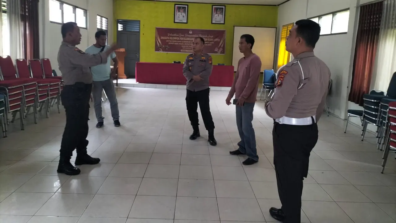 Pengecekan gudang logistik Pilkada di kecamatan menjelang distribusi surat suara.