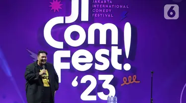 Komika Mo Sidik memeriahkan panggung Jakarta International Comedy Festival atau Jicomfest 2023 di Tennis Indoor Senayan, Jakarta, Jumat (15/12/2023). (Liputan6.com/Herman Zakharia)