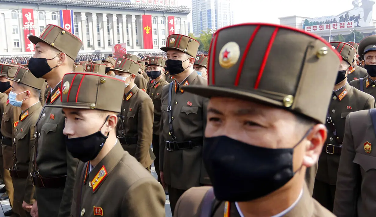 Tentara berkumpul untuk menyambut Kongres ke-8 Partai Buruh Korea di Lapangan Kim Il Sung, Pyongyang, Korea Utara, Senin (12/10/2020). (AP Photo/Jon Chol Jin)