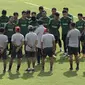 Para pemain Timnas Indonesia U-22 mendengarkan instruksi dari Indra Sjafri saat latihan di Stadion Madya, Jakarta, Kamis (17/1). Latihan ini merupakan persiapan jelang Piala AFF U-22. (Bola.com/Yoppy Renato)