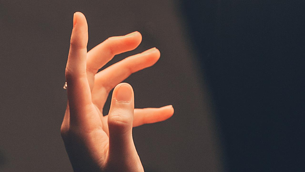 ilustrasi memijat telapak tangan untuk menyembuhkan cegukan/pexels