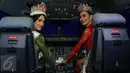 Miss Internasional 2015, Edymar Martinez beserta Putri Indonesia 2016, Kezia Roslin Cikita Warouw mencoba flight simolator, Jakarta, (22/2). Kunjungan untuk memberikan motivasi para pramugari yang akan terjun kelapangan. (Liputan6.com/Herman Zakharia)