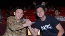 Jumat, (12/8) Ahok menyempatkan untuk menonton film garapan sutradara Rako Prijanto. Baginya, film Bangkit! merupakan gambaran nyata tentang dedikasi tim penanggulangan bencana dan pemadam kebakaran. (Andy Masela/Bintang.com)