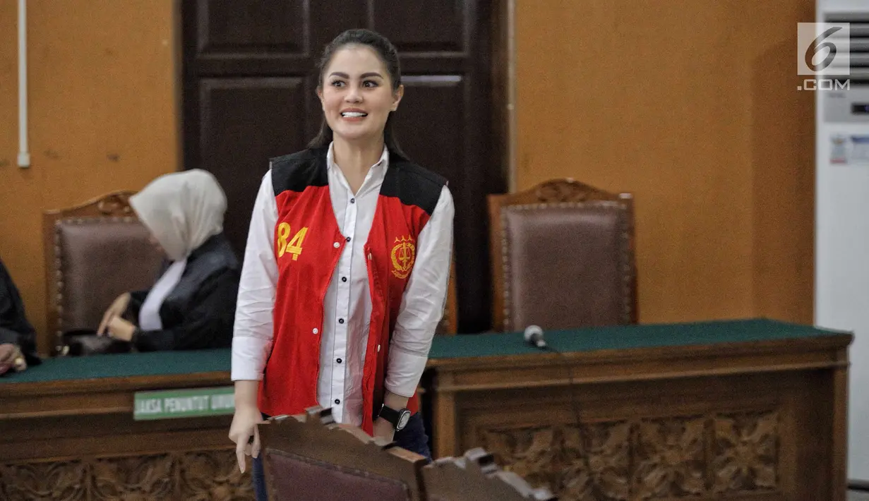 Terdakwa artis Jennifer Dunn bersiap menjalani sidang di PN Jakarta Selatan, Jakarta, Senin (25/6). Hakim menilai Jennifer Dunn terbukti bersalah melakukan penyalahgunaan narkotika jenis Sabu. (Liputan6.com/Faizal Fanani)