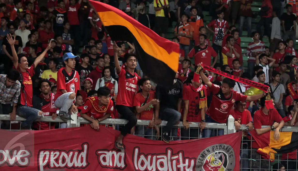Suporter tim Kabau Sirah memberikan dukungan saat menyaksikan laga Persija melawan Semen Padang di Torabika Soccer Championship presented by IM3 Ooredoo di Stadion GBK, Jakarta, Minggu (8/5/2016). (Liputan6.com/Helmi Fithriansyah)