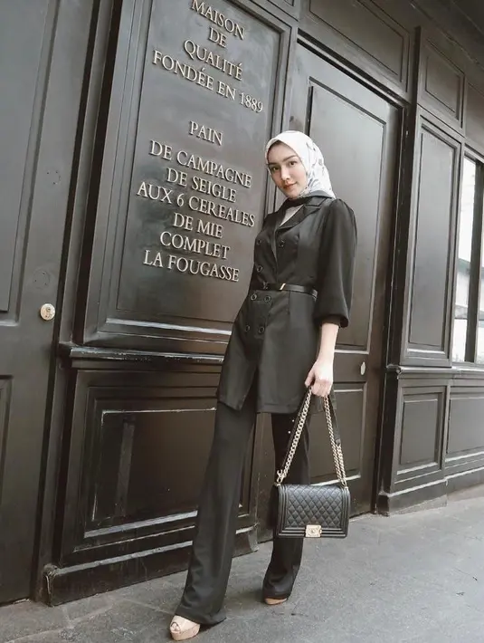Ide baju formal warna hitam, bisa tiru gaya Melody Prima satu ini. Padukan blazer warna hitam dengan ikat pinggang. Untuk hijab, kamu bisa pilih hijab bermotif dengan warna lebih terang (Instagram/melodyprima).