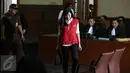 Terdakwa kasus pembunuhan Wayan Mirna Salihin, Jessica Kumala Wongso, bersiap menjalani persidangan ketiga di  Pengadilan Negeri Jakarta Pusat, Selasa (28/6). Sidang ini beragenda putusan sela yang dibacakan Majelis Hakim. (Liputan6.com/Faizal Fanani)