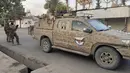 Pasukan Khusus Afghanistan berpatroli di jalan yang sepi selama pertempuran dengan pejuang Taliban di Lashkar Gah, Provinsi Helmand, Afghanistan, Selasa (3/8/2021). Jatuhnya Lashkar Gah akan menjadi titik balik utama dalam serangan yang dilakukan Taliban. (AP Photo/Abdul Khaliq)