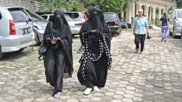 Istri komedian Caisar, Indadari (kanan) tiba di Pengadilan Agama Depok, Jawa Barat, Selasa (31/10). Sidang Cerai Indadari dengan Caisar dengan putusan mediasi yang tidak dihadiri Caisar. (Liputan6.com/Herman Zakharia)