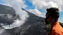 Petugas Basarnas meninjau gunung Tangkuban Perahu sehari setelah erupsi di Subang, Kabupaten Bandung Barat, Jawa Barat (27/7/2019). PVMBG menyatakan berdasarkan analisis, Gunung Tangkuban Parahu masih berpotensi erupsi dengan masih terekamnya tremor berkelanjutan. (AFP Photo/Timur Matahari)