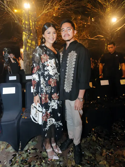 Erina Gudono hadir bersama Kaesang kompak mengenakan busana rancangan Biyan, yang bernuansa hitam. Erina sendiri tampil cantik dengan dress hitam dengan bordir motif bunga. Erina juga melengkapi penampilannya dengan innerwear hitam. Foto: Instagram.