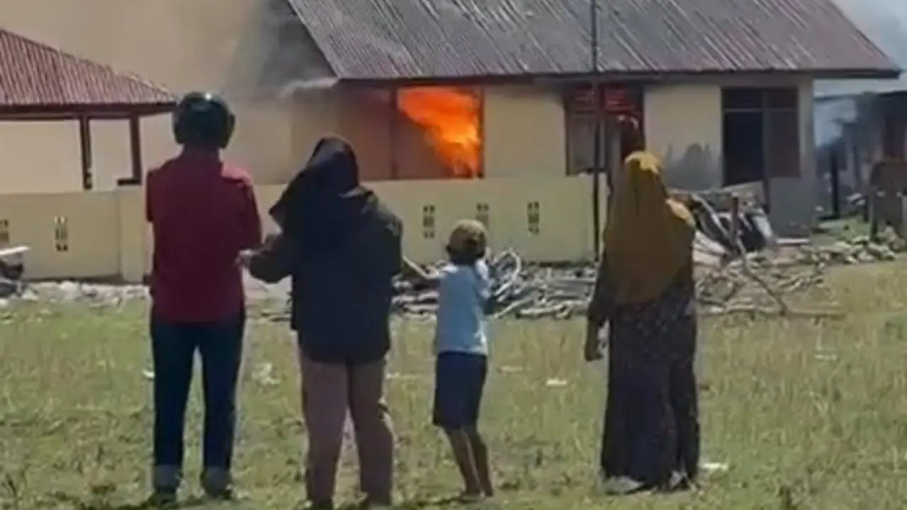 Warga bakar kantor polisi Muara Batang Gadis