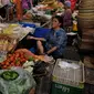 Seorang ibu memilih sayuran di Pasar Kebayoran Lama, Jakarta, Kamis (27/8/2015). Naiknya harga kebutuhan pokok membuat pembeli mengurangi pembelian bahan makanan hingga menyebabkan daya beli masyarakat turun. (Liputan6.com/Johan Tallo)