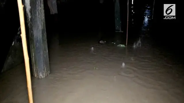 Luapan banjir yang terus meninggi, warga di sepanjang muara sungai Mandar mulai waspada.