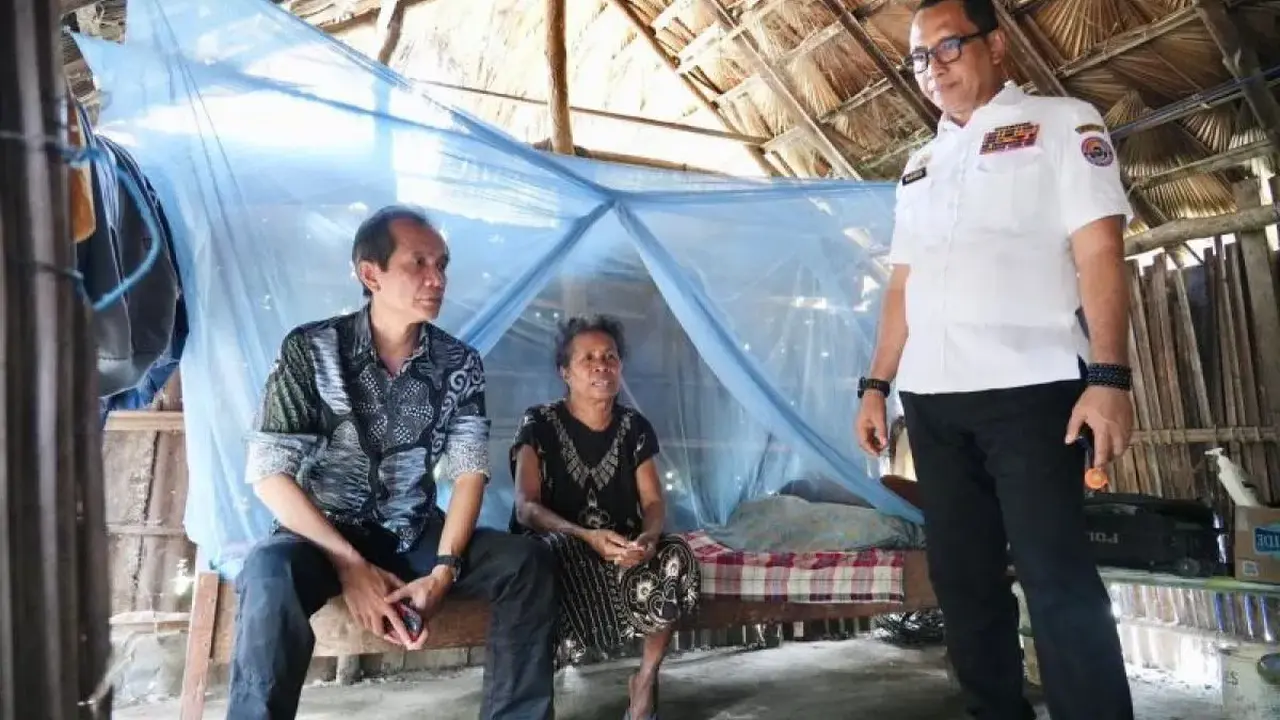 Sekretaris Badan Nasional Pengelola Perbatasan (BNPP) RI Makhruzi Rahman, meninjau langsung kondisi rumah warga yang diusulkan sebagai penerima Program Bantuan Peningkatan Kualitas 15.000 Rumah Tidak Layak Huni (RTLH) di kawasan perbatasan (Istimewa)