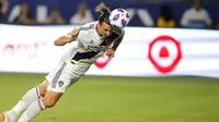 Penyerang LA Galaxy, Zlatan Ibrahimovic saat menyundul bola ke arah gawang kiper Orlando City, Earl Edwards Jr pada pertandingan MLS di StubHub Center di Carson, California (29/7). LA Galaxy menang tipis 4-3 atas Orlando City. (AFP Photo/Katharine Lotze)