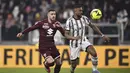 Penyerang Torino, Antonio Sanabria berebut bola dengan bek Juventus Gleison Bremer pada pekan ke-24 Liga Italia di Stadion Allianz, Rabu (1/3/2023) dini hari WIB. Kemenangan Si Nyonya Besar ini diwarnai dengan kembalinya Paul Pogba. Pogba masuk pada babak kedua menggantikan Enzo Barrenechea. (Fabio Ferrari/LaPresse via AP)