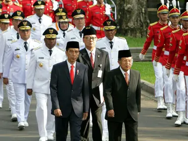 Presiden Joko Widodo dan Wapres Jusuf Kalla bersama lima Gubernur dan Wagub baru melakukan prosesi kirab di Istana Merdeka, Jakarta, Jumat (12/5).  Presiden Joko Widodo melantik lima gubernur/wagub terpilih hasil Pilkada Serentak 2017. (Liputan6.com)