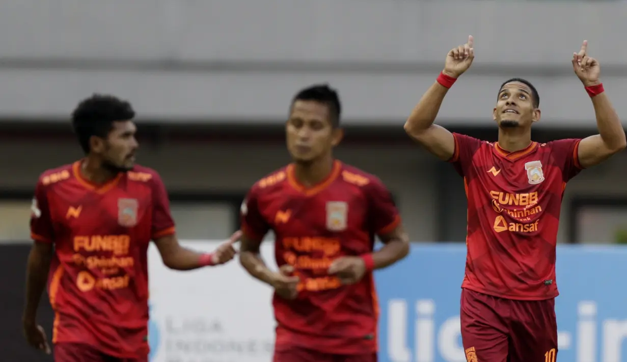 Gelandang Borneo FC, Renan Silva, melakukan selebrasi usai membobol gawang Bhayangkara FC pada laga Liga 1 2019 di Stadion Patriot, Bekasi, Minggu (22/9/2019). Kedua tim bermain imbang 1-1. (Bola.com/M Iqbal Ichsan)