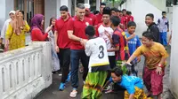 Cristian Gonzales saat berkunjung ke Pondok Pesantren di Malang. (Bola.com/Iwan Setiawan)