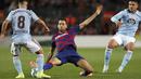 Gelandang Barcelona, Sergio Busquets berusaha merebut bola pemain Celta Vigo, Fran Beltran pada pertandingan lanjutan La Liga Spanyol di stadion Camp Nou (9/11/2019). Barcelona menang telak 4-1 atas Vigo. (AP Photo/Joan Monfort)