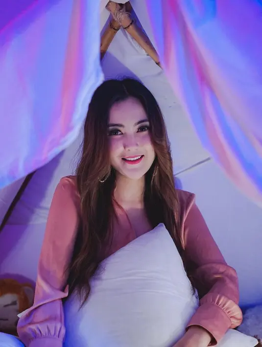 Meski begitu, dalam kesehariannya Nella Kharisma lebih sering mengurai rambut panjangnya. Gaya simpel Nella satu ini bahkan sering kali terlihat saat ia mengisi acara. (Liputan6.com/IG/@nellakharisma)