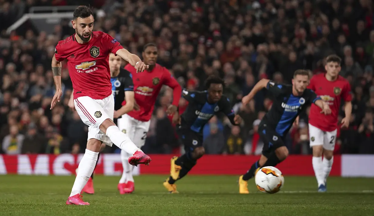 Gelandang Manchester United, Bruno Fernandes mencetak gol dari titik penalti saat bertanding melawan Club Brugge pada leg kedua 32 besar Liga Europa di Old Trafford, Inggris, Kamis, (27/2/2020). MU menang telak 5-0 atas Club Brugge. (AP Photo/Dave Thompson)