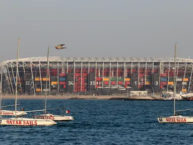Angka 974 yang digunakan sebagai nama stadion di kota Ras Abu Aboud ini diambil dari kode panggilan internasional negara Qatar yaitu +974. Uniknya, konstruksi stadion ini dibangun menggunakan 974 buah kontainer baja bekas yang dimodifikasi. (AFP/Karim Jaafar)