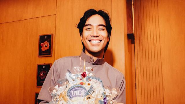 7 Momen Ultah Vidi Aldiano yang Paling Religi, Luwes Pakai Gamis