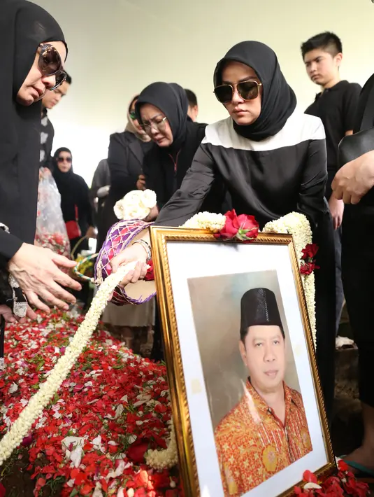 Pemakaman Ayah Olla Ramlan