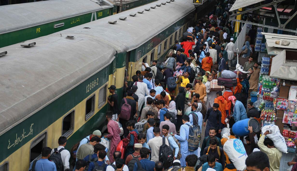Orang-orang menunggu kereta penumpang untuk pulang ke kampung halaman untuk Hari Raya Idul Fitri yang akan datang, sekaligus menandai berakhirnya bulan suci Ramadan, di sebuah stasiun kereta api di Karachi, Pakistan, Selasa 17 Maret 2026. Serupa dengan Indonesia, Pakistan memiliki tradisi mudik saat menyambut Hari Raya Idul Fitri. (AP Photo/Ali Raza)