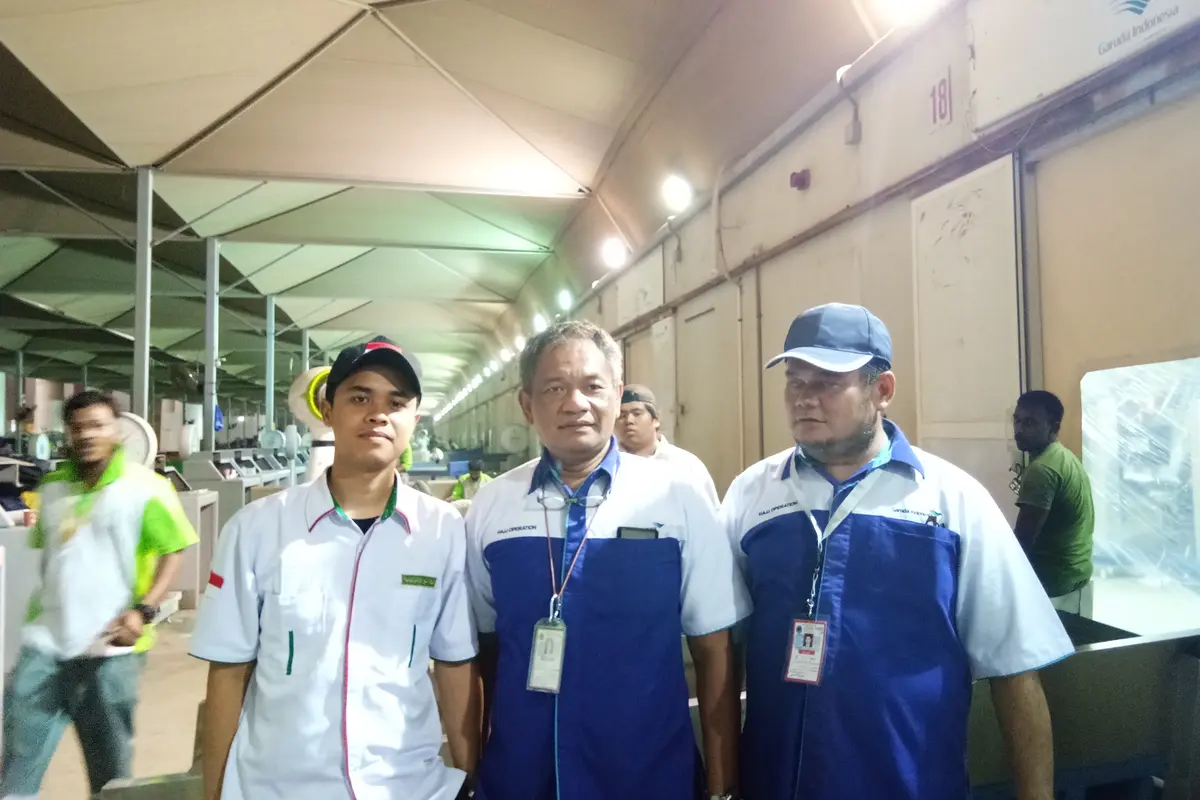 Petugas penanganan koper jemaah haji