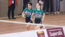Selebritas Indonesia, Cinta Laura (kanan) bersaing dengan Fujianti Utami saat berlomba pada cabang olahraga lari estafet 400 meter nomor campuran Turnamen Olahraga Selebriti Indonesia (TOSI) di GOR UNJ, Rawamangun, Jakarta, Minggu (30/07/2023). Timnya berhasil finis dengan catatan waktu 1 menit 0,59 detik. (Bola.com/Bagaskara Lazuardi)