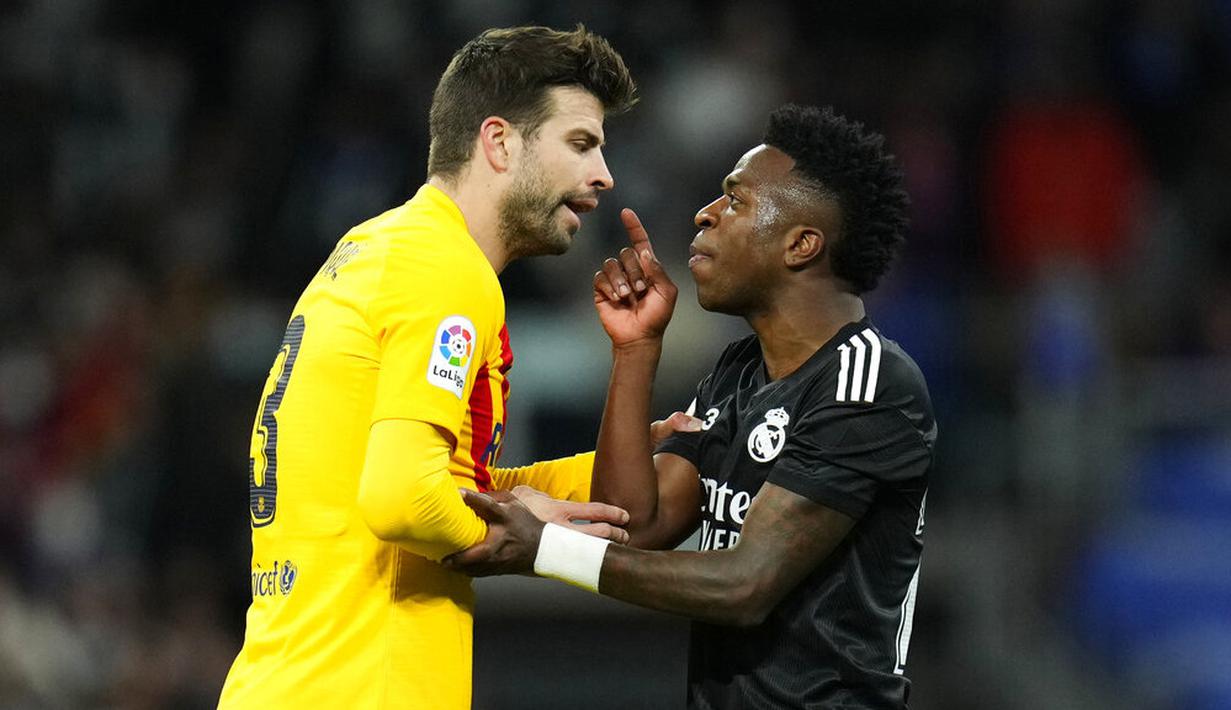 Sempat ada keributan di menit ke-36, antara Gerard Pique dan Vinicius Jr yang menganggap pemain Madrid tersebut melakukan diving di depan gawang Ter Stegen. (AP Photo/Manu Fernandez)