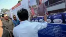 Gubernur DKI Jakarta Basuki T Purnama mendengarkan penjelasan tentang proses pengolahan lumpur, Jakarta, Selasa (19/5/2015). Aetra Indonesia memiliki 2 unit alat pengolahan lumpur, salah satunya berada di Pulogadung, Jakarta. (Liputan6.com/Faizal Fanani)