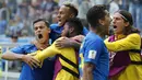 Para pemain Brasil merayakan gol yang dicetak oleh Philippe Coutinho ke gawang Kosta Rika pada laga Piala Dunia di Stadion Saint-Petersburg, Jumat (22/6/2018). Brasil menang 2-0 atas Kosta Rika. (AP/Petr David Josek)