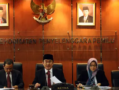 Ketua DKPP, Jimly Asshiddiqie (tengah) memimpin sidang pembacaan 10 putusan terkait penyelenggara pemilu diberbagai daerah, Jakarta, Selasa (26/1/2016). Sidang memutuskan memberhentikan dengan tetap enam pengawas pemilu. (Liputan6.com/Helmi Fithriansyah)