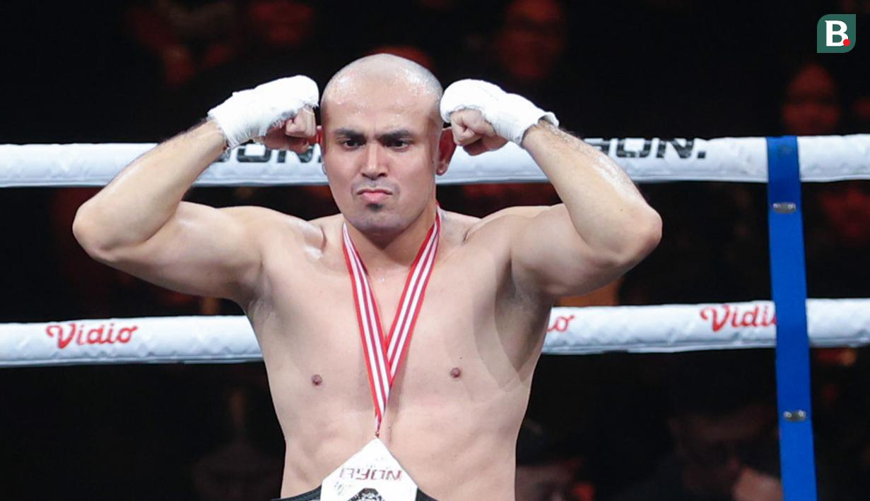 Petarung Malaysia, Nidal Mahmoud, merayakan kemenangan atas petarung Indonesia, Ardam Machmud, pada pertandingan Byon Combat Showbiz Vol. 6 di Tennis Indoor Senayan, Jakarta, Sabtu (22/10/2025). (Bola.com/M Iqbal Ichsan)