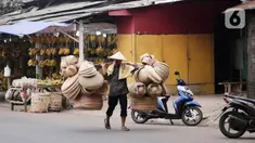 Pedagang menggedong daganganya untuk di jaual berkeliling di Tangerang, Banten, Kamis (2/9/2021). Menteri Koperasi dan UKM Teten Masduki menyampaikan realisasi penyaluran BPUM 2021 sudah mencapai Rp14,21 triliun atau 92,35 persen dari total Rp15,36 triliun. (Liputan6.com/Angga Yuniar)