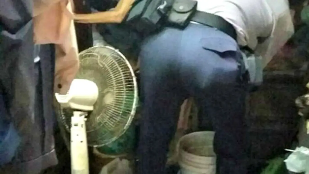 Polisi Berhati `Malaikat` Merawat Kakek yang Malang