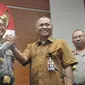 Kapolri Jenderal Tito Karnavian berjabat tangan dengan Pimpinan KPK, Agus Rahardjo saat konfrensi pers membahas penanganan kasus teror terhadap penyidik senior KPK Novel Baswedan, Jakarta, Senin (19/6). (Liputan6.com/Helmi Afandi)