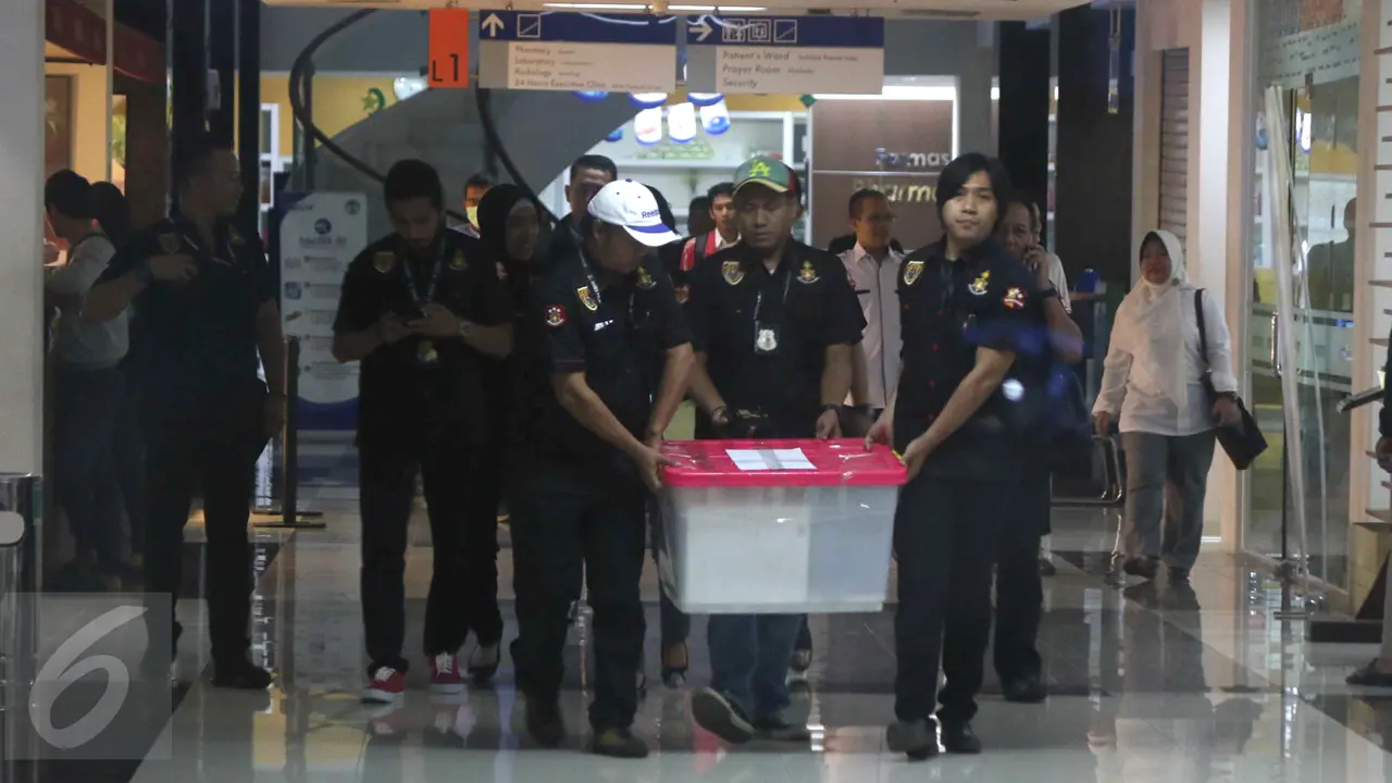 20160204- Polisi Geledah RSCM-Jakarta-Gempur M Surya