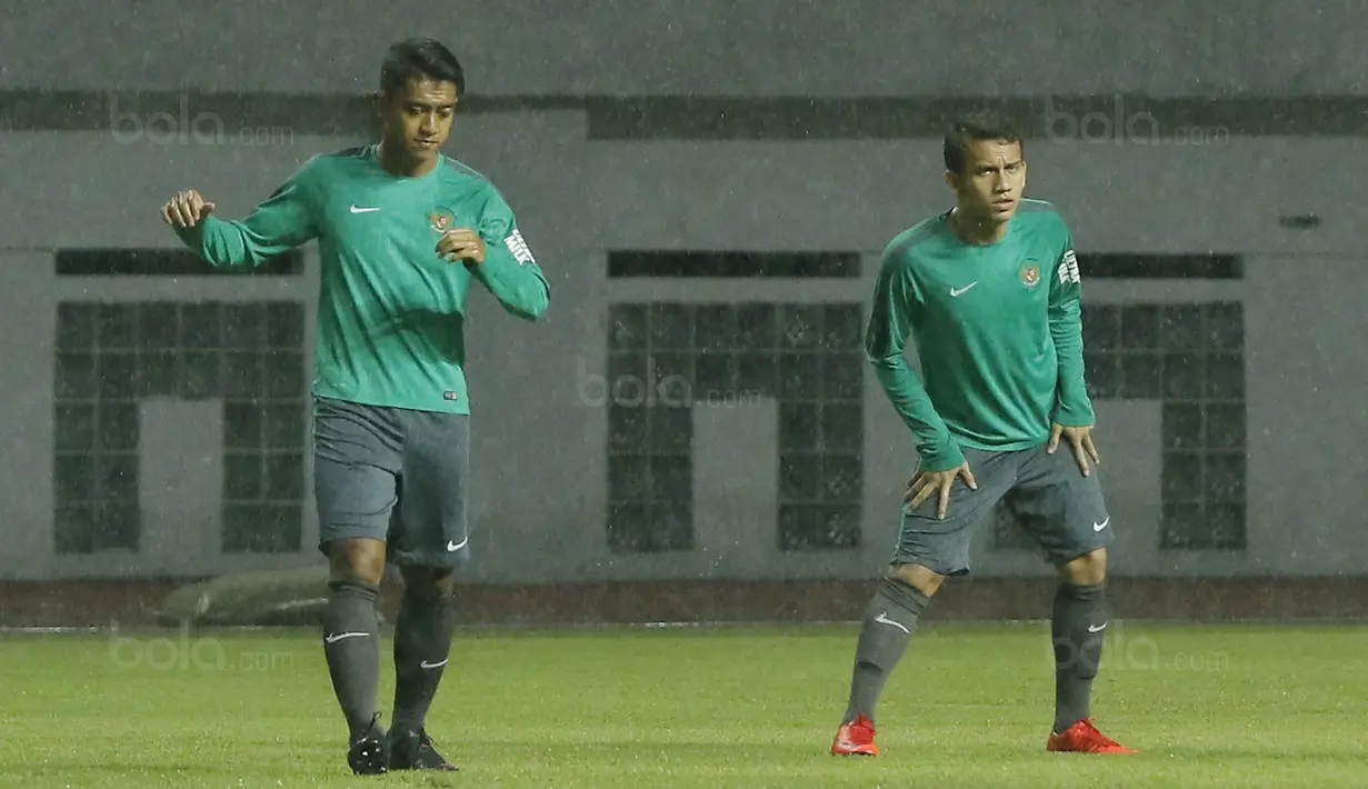 Bintang Timnas U-19, Egy Maulana Vikri, mengikuti sesi latihan bersama Timnas U-23 di Stadion Wibawa Mukti, Cikarang, Selasa (14/11/2017). Timnas Indonesia U-23 akan bertanding melawan Suriah U-23. (Bola.com/M Iqbal Ichsan)