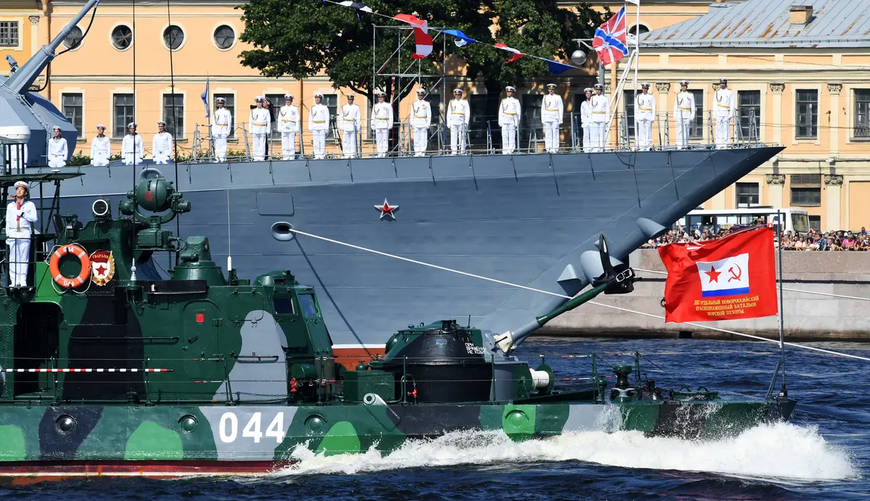 Kapal perang Rusia berlayar selama parade Hari Angkatan Laut di Sungai Neva, Saint Petersburg, Rusia, Minggu (29/7). (Kirill Kudryavtsev/AFP)