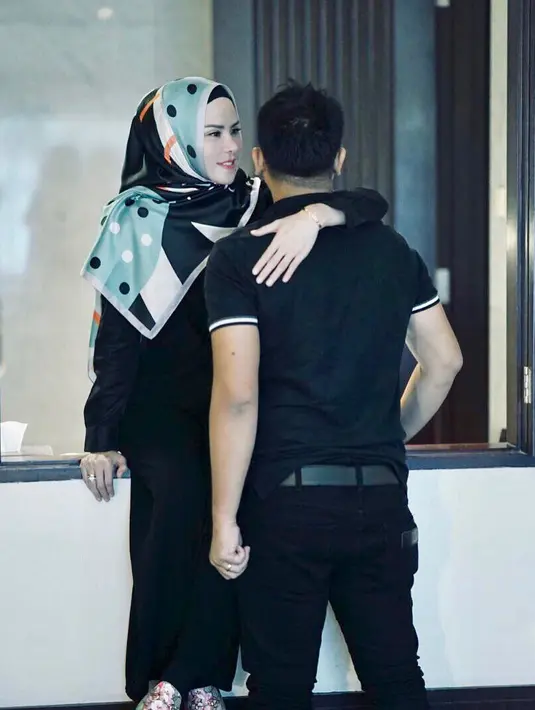 Meski telah lama bersama, Angel Lelga sendiri mengaku banyak yang tidak mengerti dengan kata-kata yang diucapkan suaminya. Bahkan, ia melihat yang tahu hanya Vicky sendiri. (Instagram/angellelga)